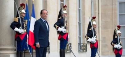 French President Fran s Hollande waits for Myanmar pro-democracy leader, before a meeting at the Elysee presidential Palace in Paris, on June 26, 2012, as part of her historic European tour. AFP PHOTO/BERTRAND LANGLOIS (Photo credit should read BERTRAND LANGLOIS/AFP/GettyImages)